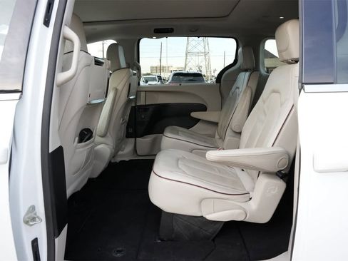 Used 2018 Chrysler Pacifica Limited w/ Tire & Wheel Group image 19