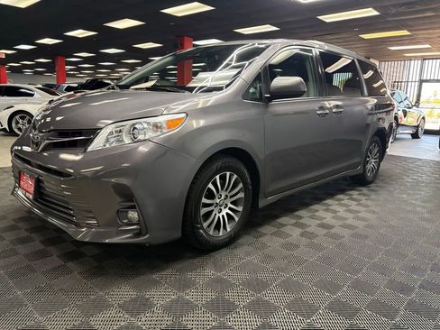 Used 2019 Toyota Sienna XLE w/ XLE Navigation Package FWD image 6
