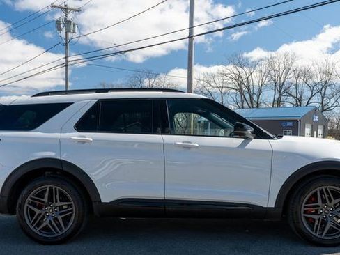 Used 2025 Ford Explorer ST AWD/4WD image 5