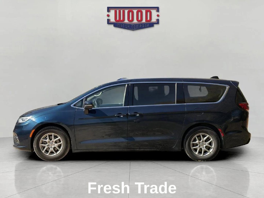 Used 2023 Chrysler Pacifica Touring-L FWD image 4