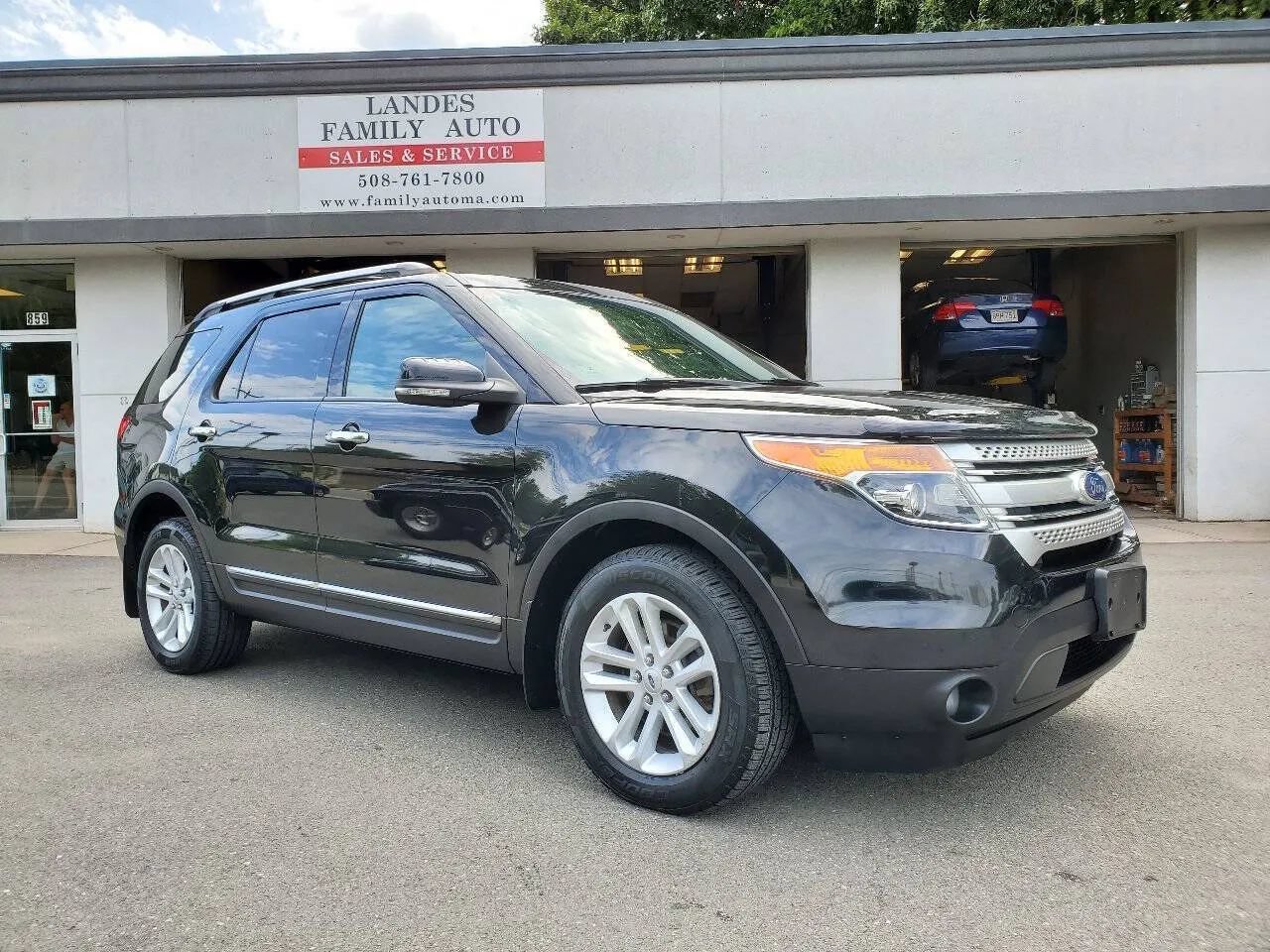 Used 2013 Ford Explorer XLT AWD/4WD image 2