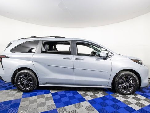 Used 2024 Toyota Sienna XLE Woodland Edition image 4