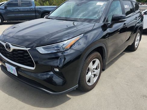 Used 2024 Toyota Highlander LE AWD/4WD image 3
