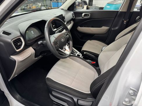 Used 2025 Hyundai Venue SEL image 13