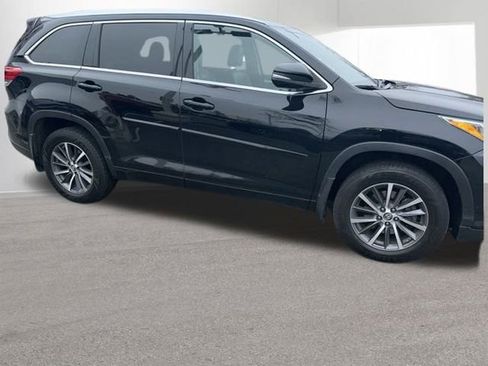 Used 2017 Toyota Highlander XLE image 3