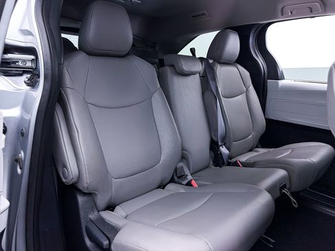 Used 2025 Toyota Sienna XLE FWD image 40