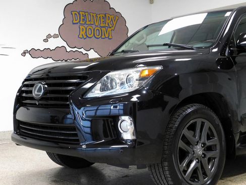 Used 2013 Lexus LX 570 4WD w/ Luxury Pkg w/Pre-crash image 20