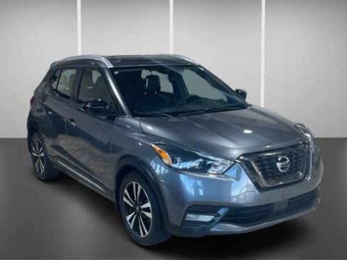 Used 2020 Nissan Kicks SR w/ SR Premium Package FWD image 2