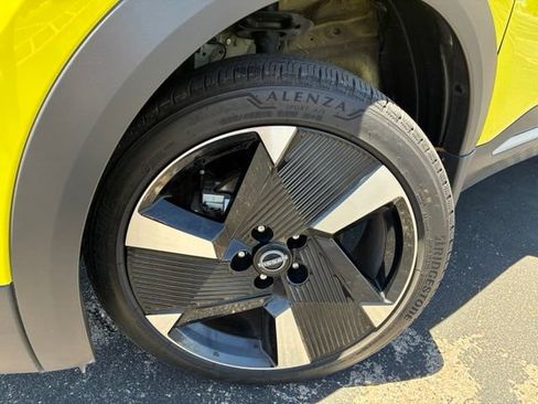 Certified 2025 Nissan Kicks SR FWD image 10