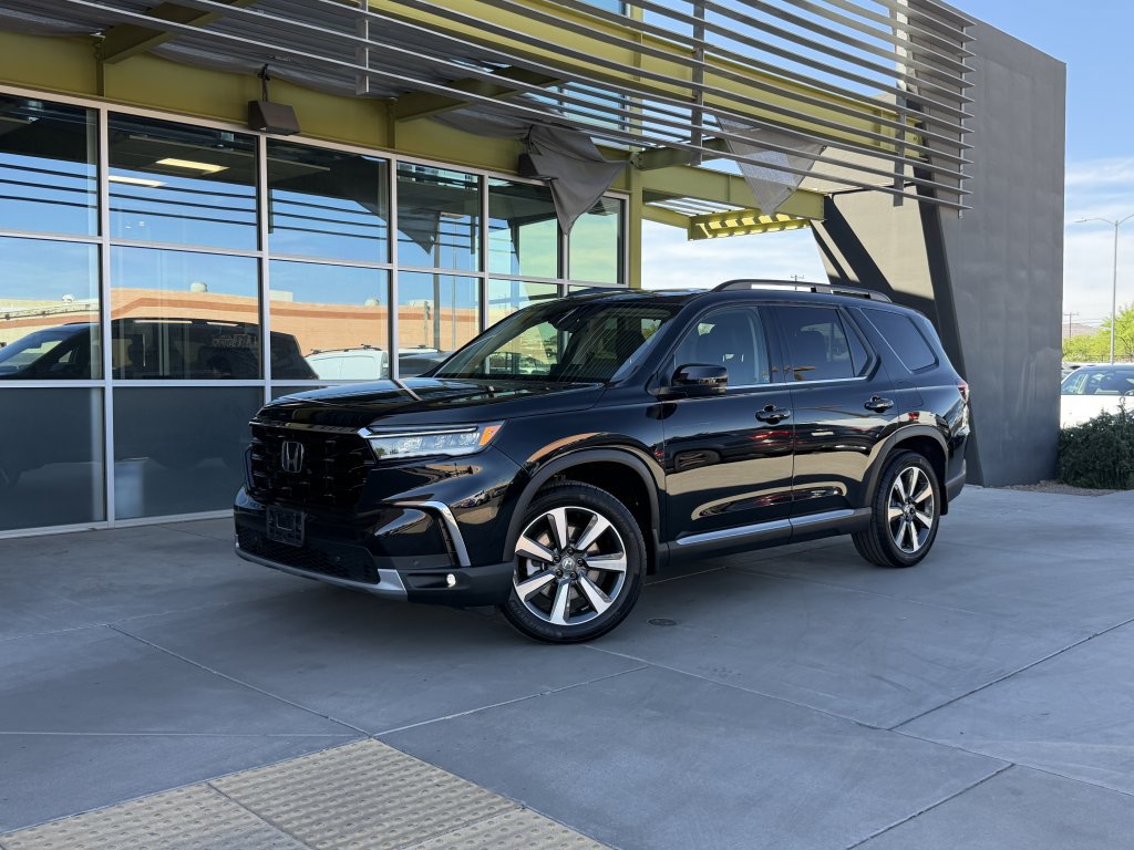 Used 2025 Honda Pilot Touring image 1