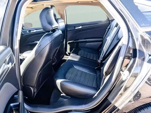 Used 2018 Ford Fusion SE w/ Equipment Group 201A FWD image 9