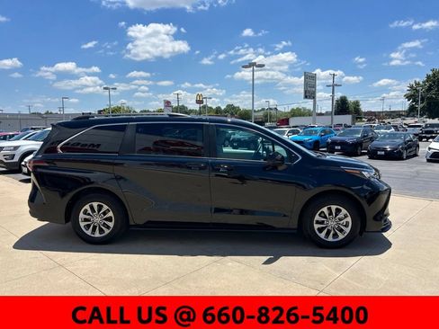Used 2025 Toyota Sienna LE AWD/4WD image 4