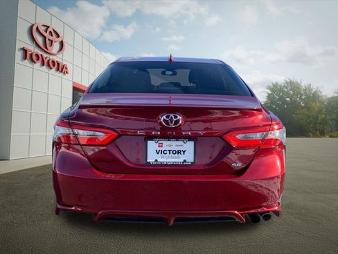 Used 2018 Toyota Camry SE image 4