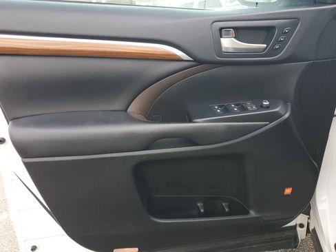 Used 2019 Toyota Highlander Limited image 21