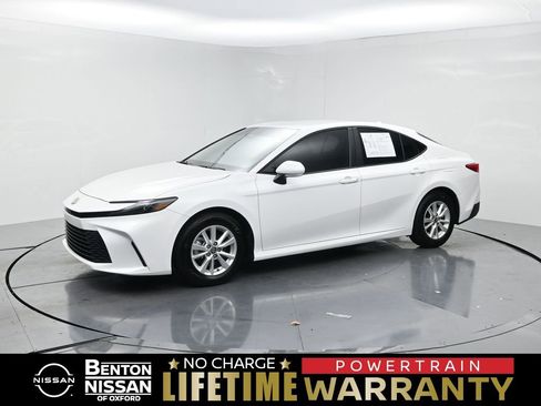 Used 2025 Toyota Camry LE w/ Convenience Package FWD image 1