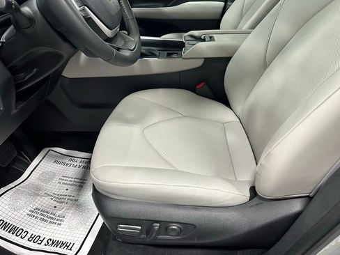 Used 2025 Toyota Grand Highlander AWD image 13