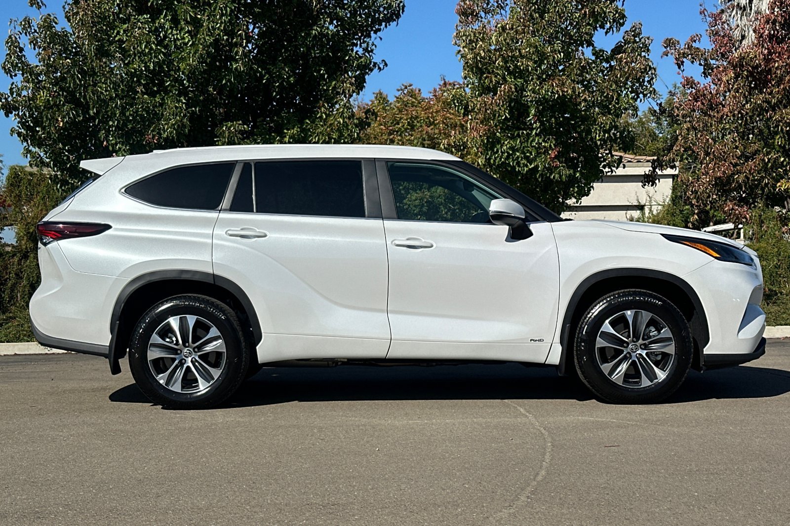 Certified 2026 Toyota Highlander XLE AWD/4WD image 3