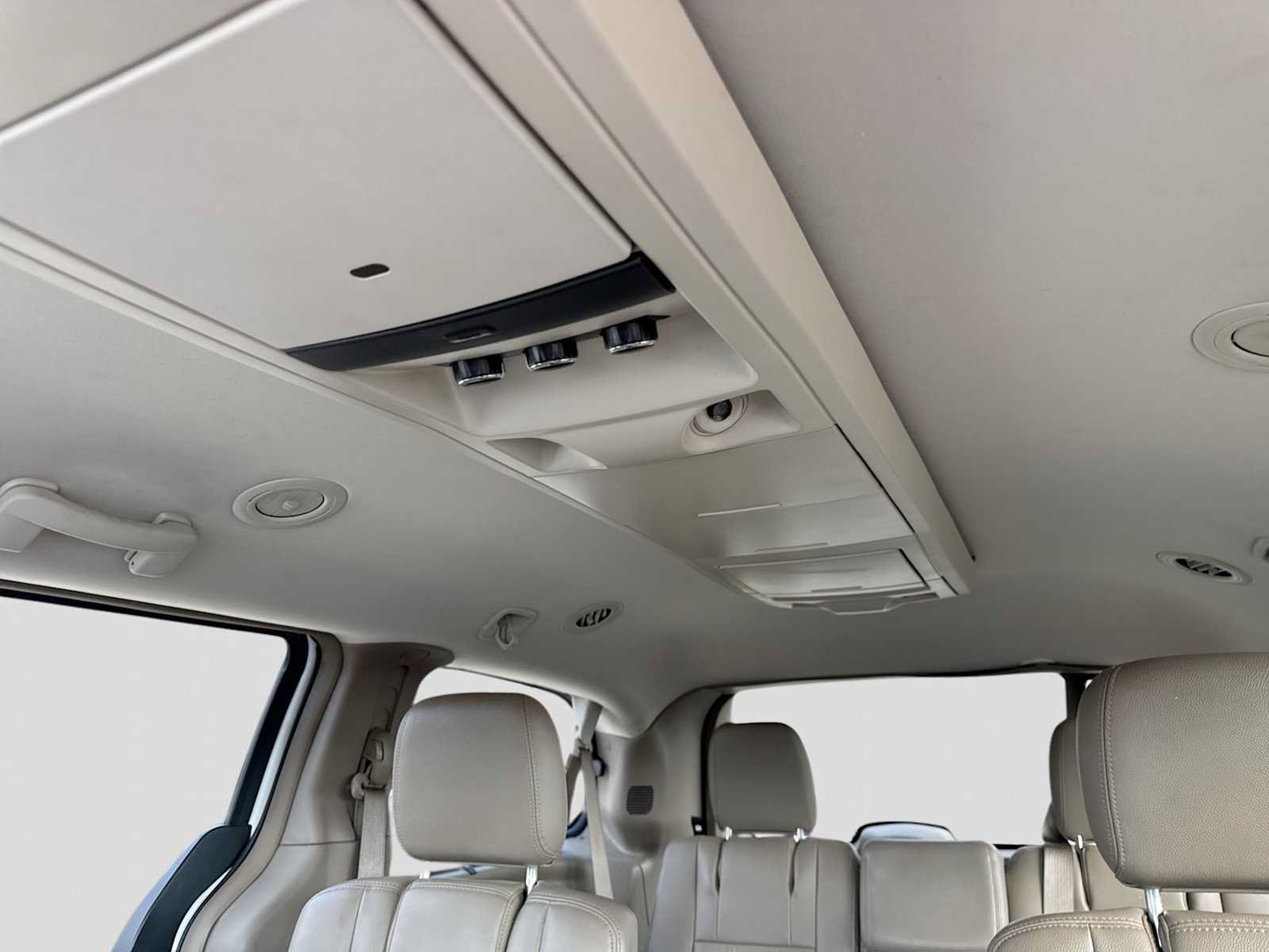 Used 2014 Chrysler Town & Country Touring-L FWD image 37