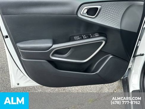 Used 2025 Kia Soul LX w/ LX Technology Package FWD image 11