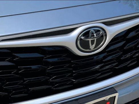 Used 2021 Toyota Highlander XLE AWD/4WD image 30