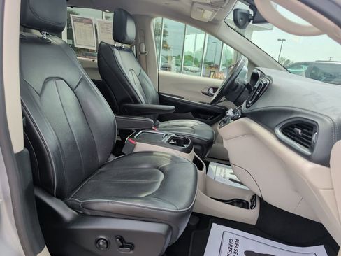 Used 2018 Chrysler Pacifica Limited FWD image 26