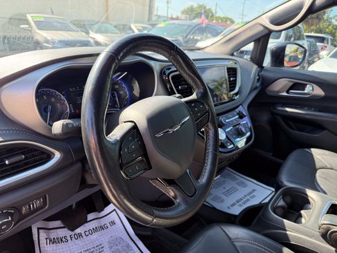 Used 2020 Chrysler Pacifica Touring-L AWD/4WD image 13
