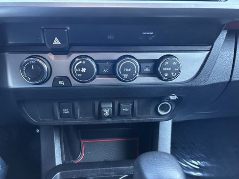 Used 2020 Toyota Tacoma DOUBLE CAB image 10