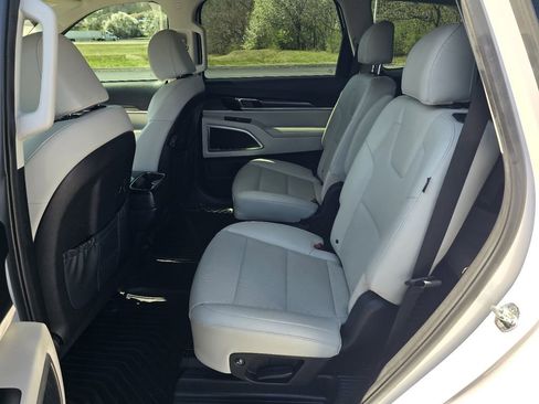 Used 2023 Kia Telluride S image 11