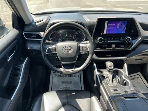 Used 2023 Toyota Highlander XLE AWD/4WD image 2