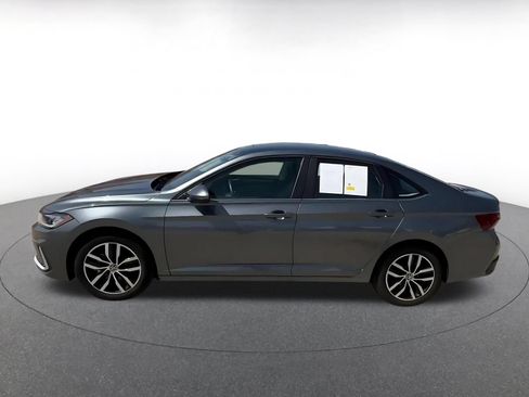Used 2025 Volkswagen Jetta SE FWD image 9