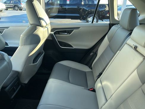 Used 2020 Toyota RAV4 Limited image 9