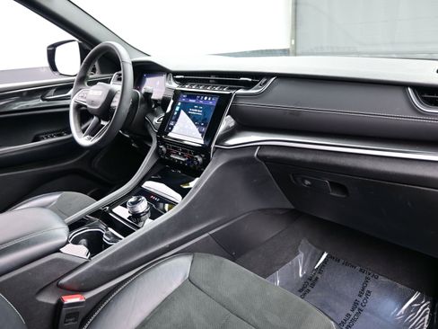 Used 2023 Jeep Grand Cherokee Altitude image 15