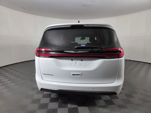 Certified 2024 Chrysler Pacifica Touring-L image 4