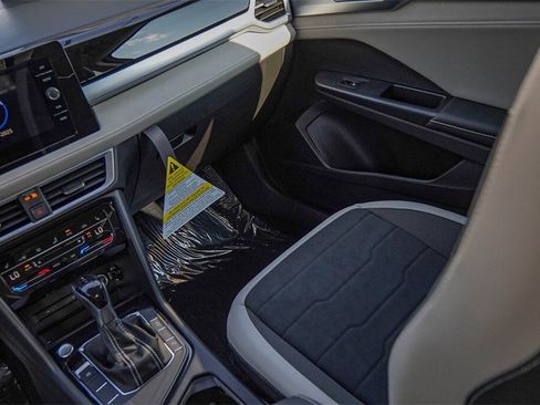 New 2026 Volkswagen Taos SE image 20