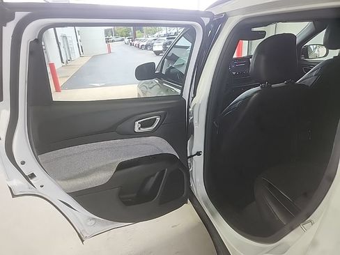 Used 2024 Jeep Compass Latitude AWD/4WD image 11
