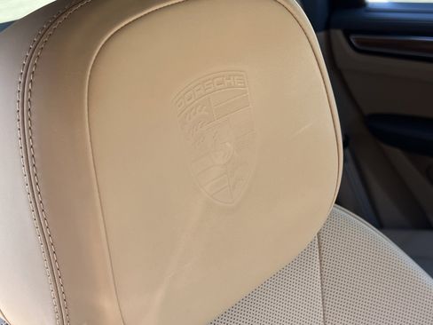 Certified 2022 Porsche Cayenne Platinum Edition image 34