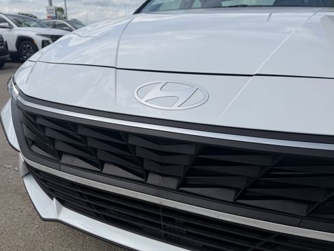 Certified 2025 Hyundai Elantra Hybrid FWD image 14