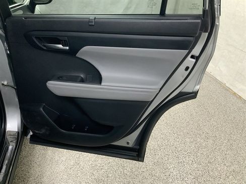 Used 2022 Toyota Highlander XLE image 21