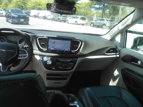 Used 2024 Chrysler Pacifica Touring-L FWD image 2
