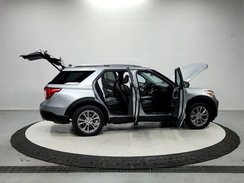 Used 2023 Ford Explorer Limited image 16