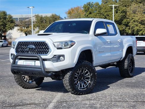 Used 2018 Toyota Tacoma TRD Sport image 1