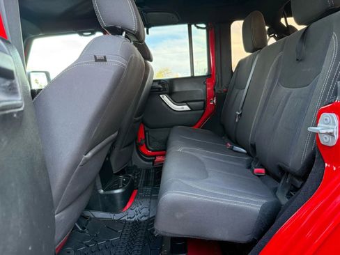 Used 2018 Jeep Wrangler Unlimited Sahara w/ Connectivity Group AWD/4WD image 33