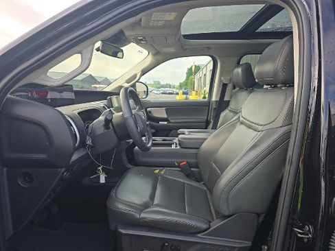 Used 2025 Ford Expedition Active AWD/4WD image 8
