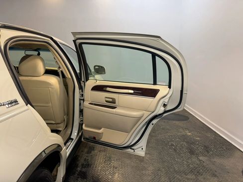 Used 2007 Lincoln Town Car Signature Limited RWD image 24