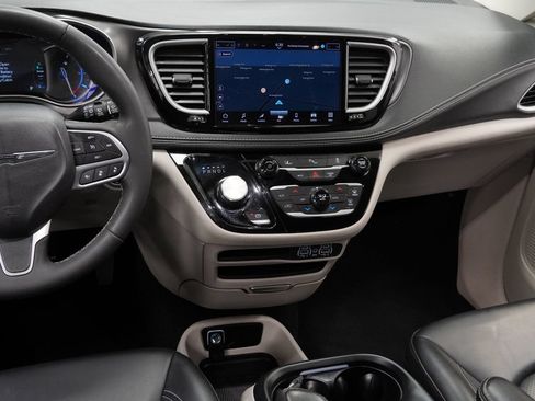 Used 2024 Chrysler Pacifica Limited FWD image 27