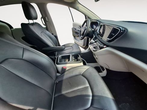 Used 2024 Chrysler Pacifica Touring-L FWD image 14