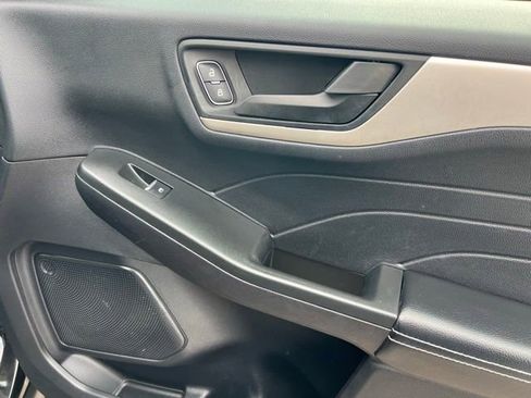 Used 2022 Ford Escape SE image 40