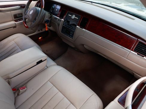 Used 2003 Lincoln Town Car Signature image 18