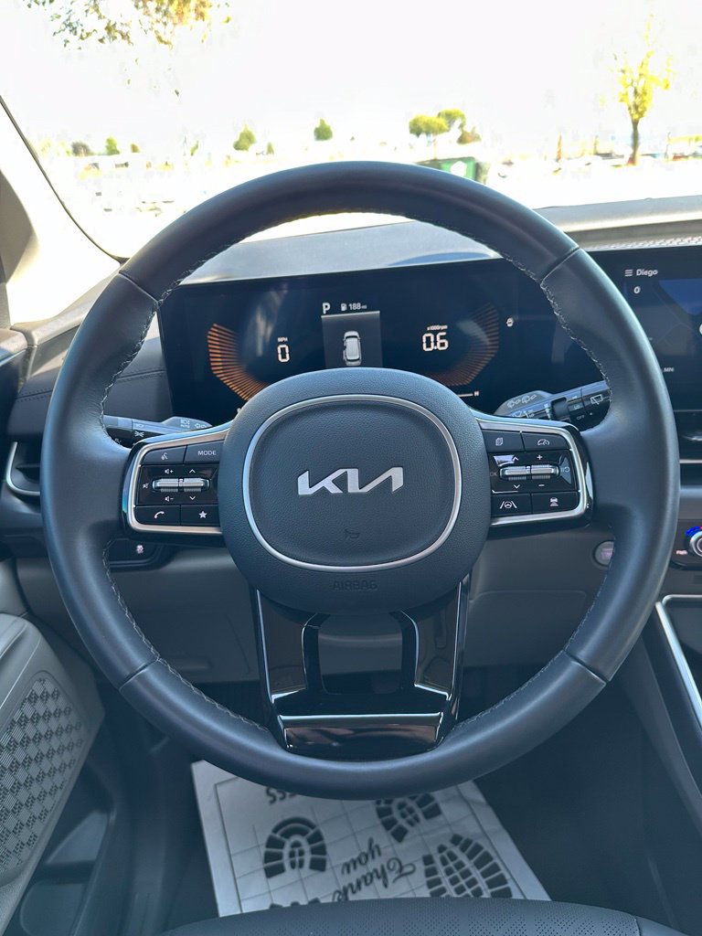 Used 2025 Kia Carnival FWD image 16