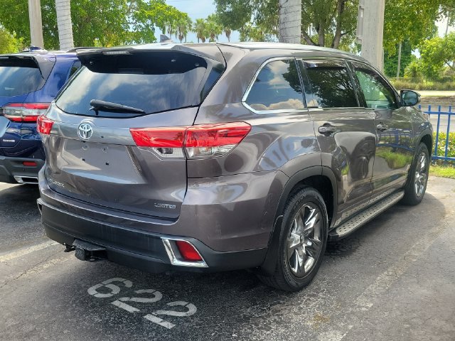 Used 2017 Toyota Highlander Limited Platinum FWD image 3